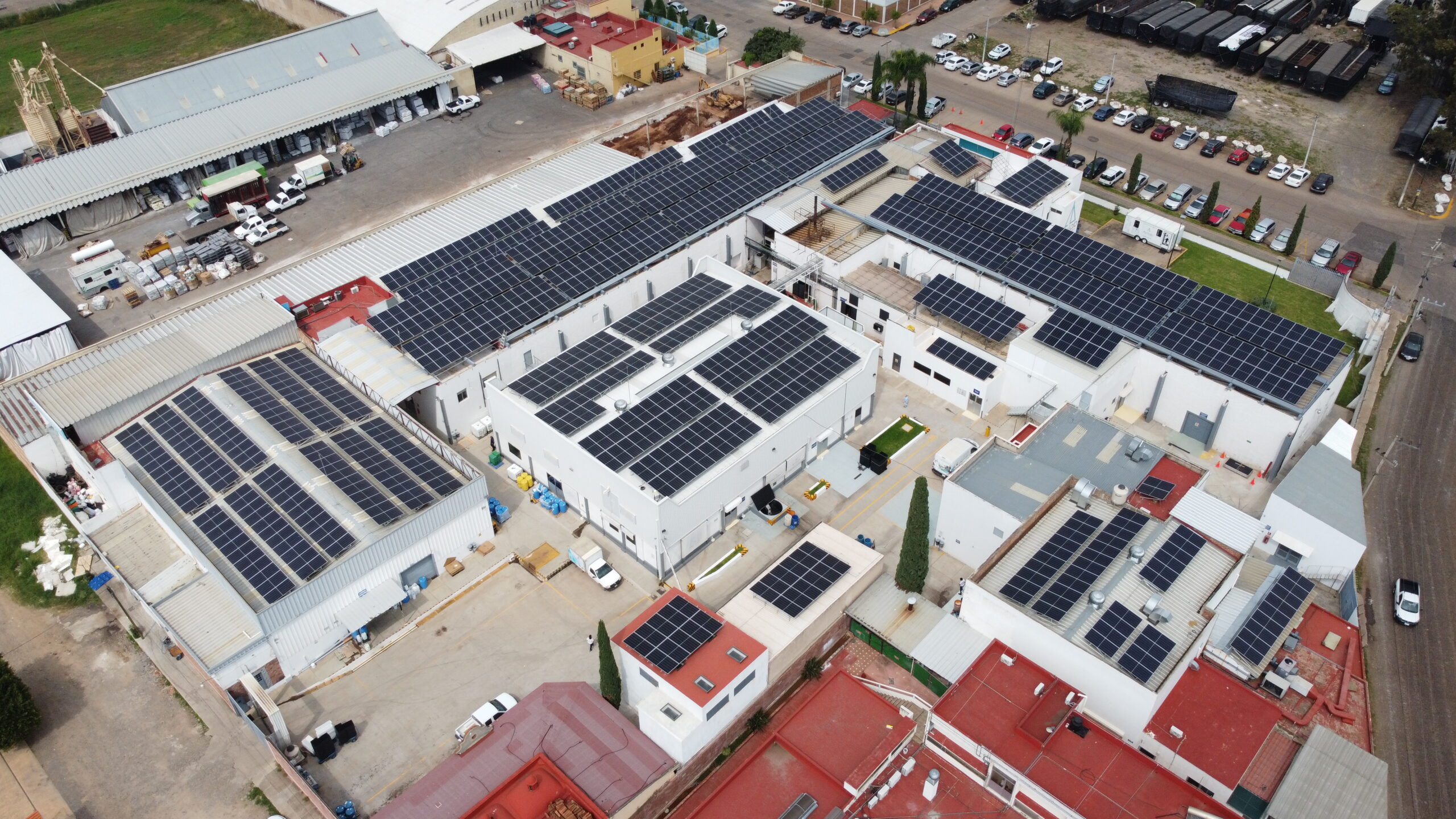Vista aérea de una instalación fotovoltaica de 499 kWp sobre cubiertas de naves industriales y comerciales